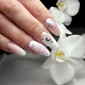 Белые цветы на ногтях