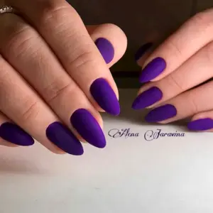 Фиолетовые матовые ногти миндаль