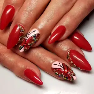 Красные ногти с бабочкой