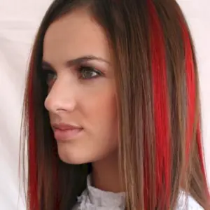 Красные пряди на светлых волосах