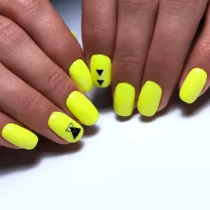 Ногти ядовито желтого цвета