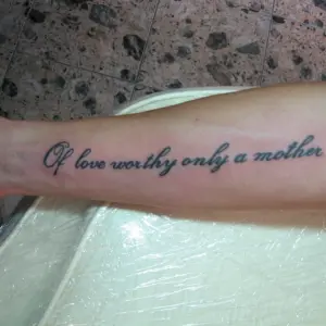 Татуировки надпись любви достойна только мать