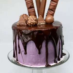 Торт с подтеками шоколада