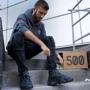 Adidas Yeezy 500 с джинсами