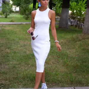 Белое спортивное платье