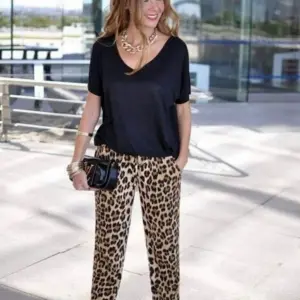 Леопардовая блузка с брюками