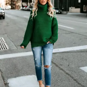 Зеленый свитер оверсайз
