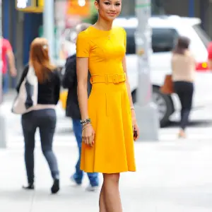 Зендая в желтом платье